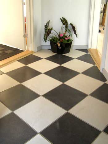 Entre med skakternede fliser, www.prae.dk/bo